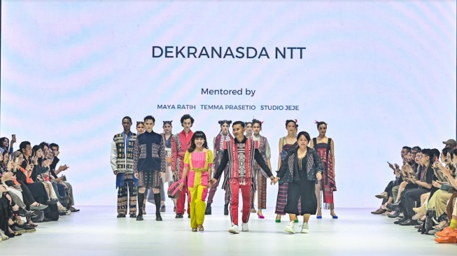 Kisah 3 Desainer Selami Kehidupan di Flores Demi Hadirkan Tenun NTT  di Atas Runaway JFW 2024