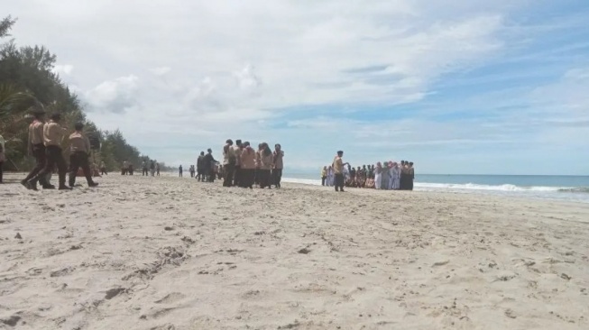 2 Pelajar SD Terseret Ombak Pantai Sikabau Pasaman Barat Saat Mandi-mandi, 1 Orang Hilang