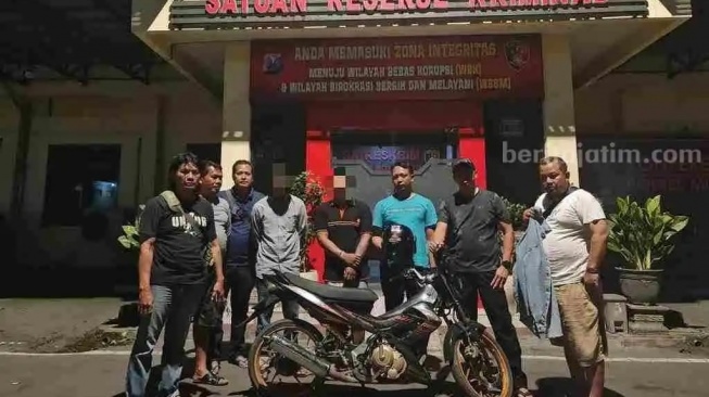 2 Pria Ditangkap Usai Rampas Motor dan Ponsel, Modusnya Ajak Korban Cari Duren di Wonosalam