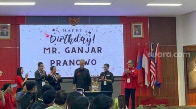 Dikasih Kejutan HUT ke-55 di Sekolah Partai PDIP, Senyum Ganjar Merekah