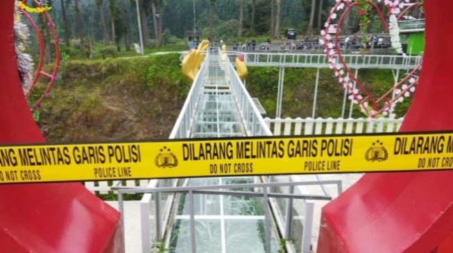 Jembatan Kaca di obyek wisata limpakuwus, Banyumas. [Istimewa]