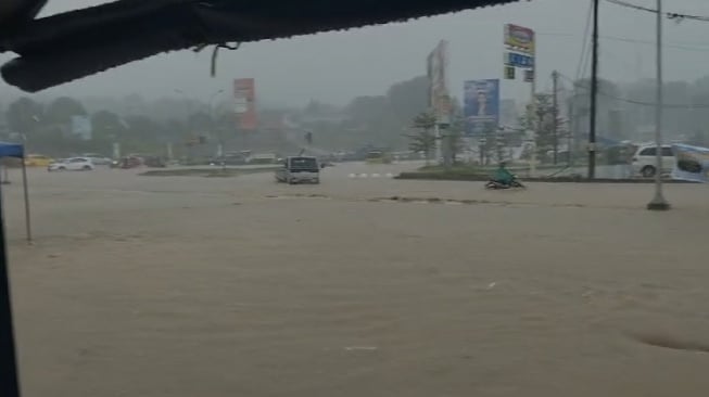 Hujan Deras Terus Mengguyur dari Pagi, Jalanan Batam Jadi Lautan Banjir