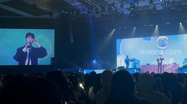 Konser Young K di Jakarta Baru Dimulai, Penonton Nangis Sesenggukan