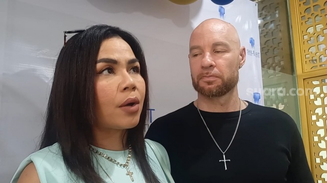 Melaney Ricardo dan suaminya, Tyson Lynch ditemui di Kebayoran Baru, Jakarta Selatan pada Sabtu (28/10/2023) [Suara.com/Rena Pangesti]