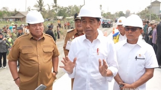 Dampingi Jokowi Cek Jalan, Gaya Gubernur Lampung Digunjing Publik: Kayak Mafia di Drakor