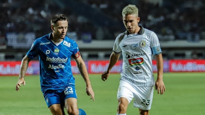 Gelandang Persib Bandung, Marc Klok (kiri) membayangi Kim Kurniawan saat menjamu PSS Sleman di Stadion GBLA, Sabtu (28/10/2023). (Instagram/@pssleman)