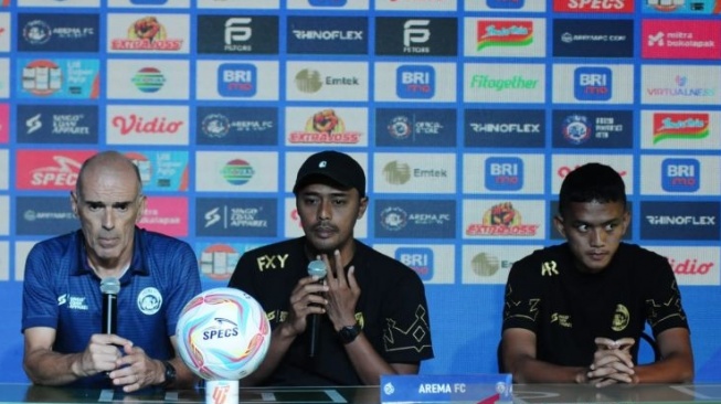 Arema FC Head Coach Fernando Valente (left) gives a press statement during the H-1 preparations to face Madura FC at the Captain I Wayan Dipta Stadium, Gianyar, Bali, Friday (27/10/2023) ANTARA/HO-Arema FC