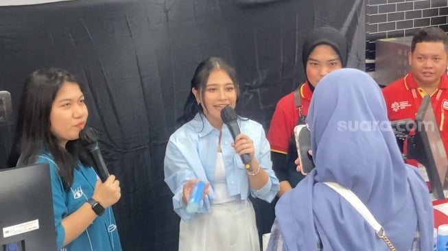 Jadi Kasir Minimarket, Prilly Latuconsina Layani Rombongan Fans Beli Sampo