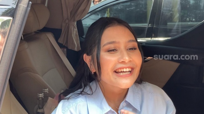 Prilly Latuconsina di kawasan Ampera, Jakarta Selatan, Minggu (29/10/2023). [Suara.com/Adiyoga Priyambodo]