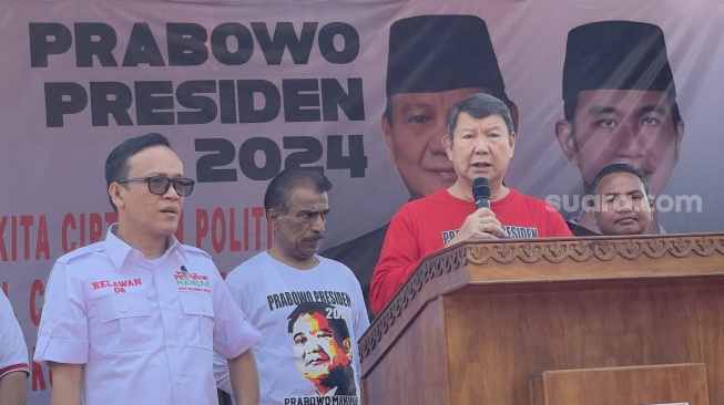 Wakil Ketua Dewan Pembina Partai Gerindra Hashim Djojohadikusomo menilai isu tiga periode yang dikaitkan dengan Presiden Joko Widodo atau Jokowi merupakan berita lama. (Suara.com/Novian)