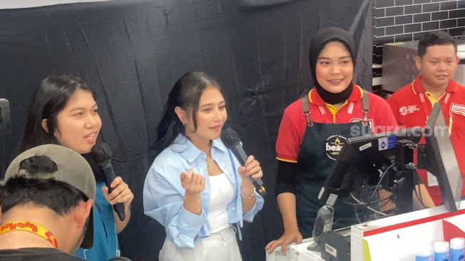 Prilly Latuconsina jajal jadi kasir di salah satu minimarket di kawasan Ampera, Jakarta, Minggu (29/10/2023). [Suara.com/Adiyoga Priyambodo]