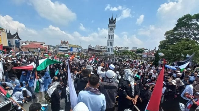 Warga gelar aksi bela Palestina di Bukittinggi. [Antara]