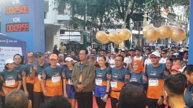 Gubernur DIY, Sri Sultan HB X melepas 3.500 pelari dalam Malioboro Run #2 Tahun 2023 di Malioboro, Minggu (29/10/2023). [Kontributor/Putu Ayu Palupi]