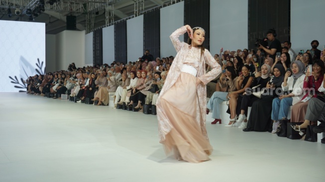 6 Potret Ayu Dewi di Runaway JFW 2024: Bebas Lepas Tanpa Batas