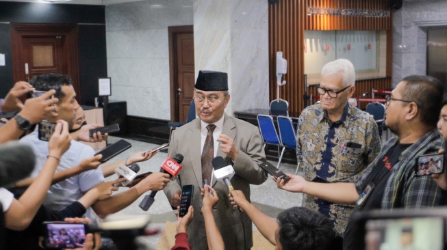 Ketua Majelis Kehormatan Mahkamah Konstitusi (MKMK) Jimly Asshiddiqie (tengah) bersama anggota MKMK Bintan R. Saragih (kanan) memberikan keterangan pers di Gedung MK, Jakarta, Senin (30/10/2023). [Suara.com/Alfian Winanto]