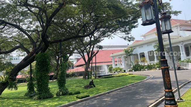 Suasana di area Istana Merdeka Jakarta ketika Presiden Joko Widodo atau Jokowi mengajak tiga capres makan siang, Senin (30/10/2023). (Suara.com/Novian)