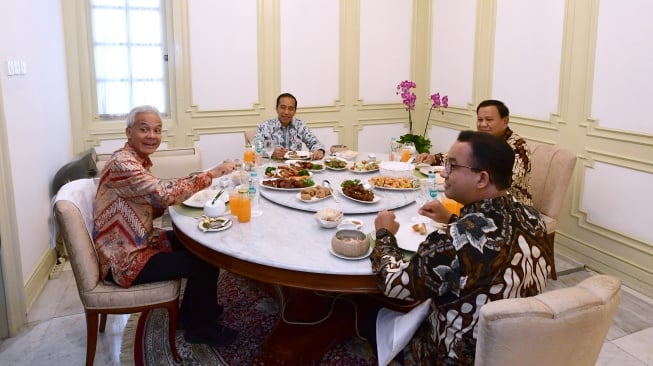 Tiga bakal capres yakni Prabowo Subianto, Ganjar Pranowo dan Anies Baswedan menyantap makan siang bersama Presiden Joko Widodo atau Jokowi di Istana Merdeka, Jakarta, Senin (30/10/2023). (Lukas-Biro Pers Sekretariat Presiden)