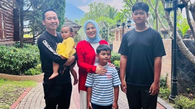 Denny Cagur dan Shanty Denny bersama tiga anaknya. [Instagram]