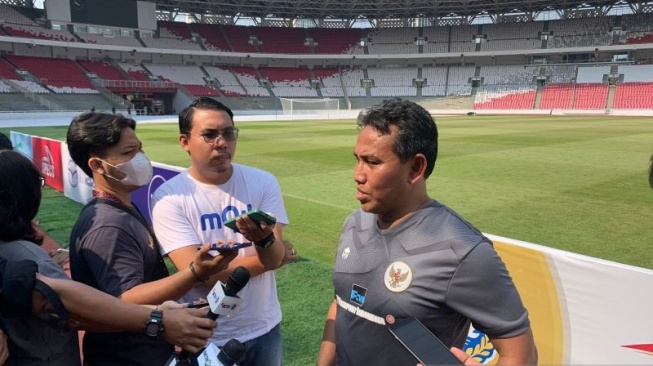 Pelatih Kepala Timnas Indonesia U-17 Bima Sakti seusai memimpin latihan di Stadion Utama Gelora Bung Karno di Jakarta, Senin (30/10/2023). (ANTARA/Mario Sofia Nasution)