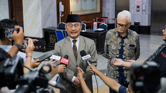 Ketua Majelis Kehormatan Mahkamah Konstitusi (MKMK) Jimly Asshiddiqie (tengah) bersama anggota MKMK Bintan R. Saragih (kanan) memberikan keterangan pers di Gedung MK, Jakarta, Senin (30/10/2023). [Suara.com/Alfian Winanto]