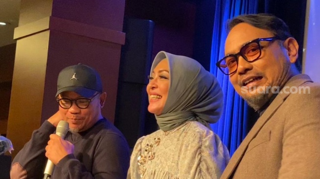 Bebi Romeo bersama Angelina Sondakh di konferensi pers rilis lagu Mengenangmu di Djakarta Theater, Menteng, Jakarta Pusat, Senin (30/10/2023) [Suara.com/Tiara Rosana].