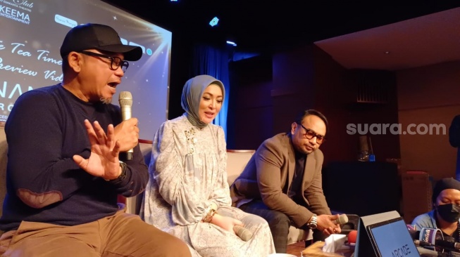 Bebi Romeo bersama Angelina Sondakh di konferensi pers rilis lagu Mengenangmu di Djakarta Theater, Menteng, Jakarta Pusat, Senin (30/10/2023) [Suara.com/Tiara Rosana].