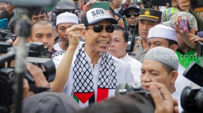 Mantan juru bicara Front Pembela Islam (FPI) Munarman (tengah) menemui pendukungnya usai bebas dari penjara di Rutan Salemba, Jakarta, Senin (30/10/2023). [Suara.com/Alfian Winanto]