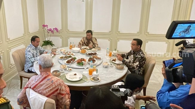 Presiden Joko Widodo atau Jokowi mengundang tiga bakal calon presiden (capres) ke Istana pada Senin (30/10/2023). Jokowi makan siang bersama Ganjar Pranowo, Anies Baswedan dan Prabowo Subianto. (Suara.com/Novian)