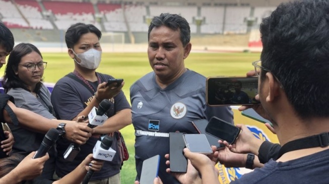 Pelatih timnas Indonesia U-17 Bima Sakti seusai memimpin latihan timnas U-17 di Stadion Utama Gelora Bung Karno (SUGBK), Jakarta, Senin (30/10/2023). (ANTARA/Zaro Ezza Syachniar)