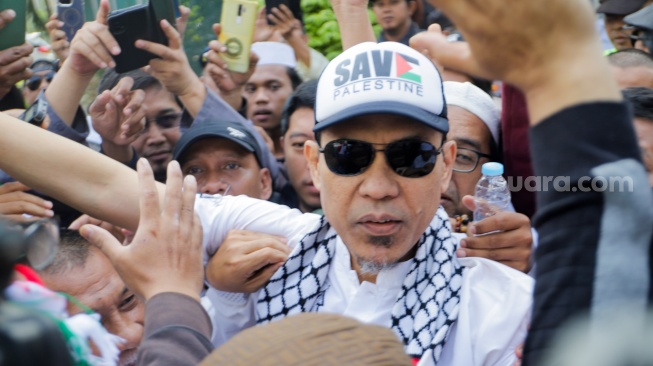 Mantan juru bicara Front Pembela Islam (FPI) Munarman (tengah) menemui pendukungnya usai bebas dari penjara di Rutan Salemba, Jakarta, Senin (30/10/2023). [Suara.com/Alfian Winanto]