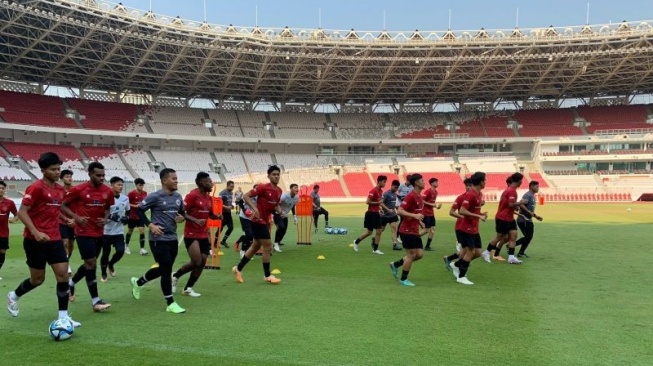 Indonesian U-17 National Team players undergo training ahead of the U-17 World Cup at the Gelora Bung Karno Main Stadium, Newsdelivers.com, Monday (30/10/2023) (ANTARA/Mario Sofia Nasution)