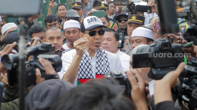 Mantan juru bicara Front Pembela Islam (FPI) Munarman (tengah) menemui pendukungnya usai bebas dari penjara di Rutan Salemba, Jakarta, Senin (30/10/2023). [Suara.com/Alfian Winanto]