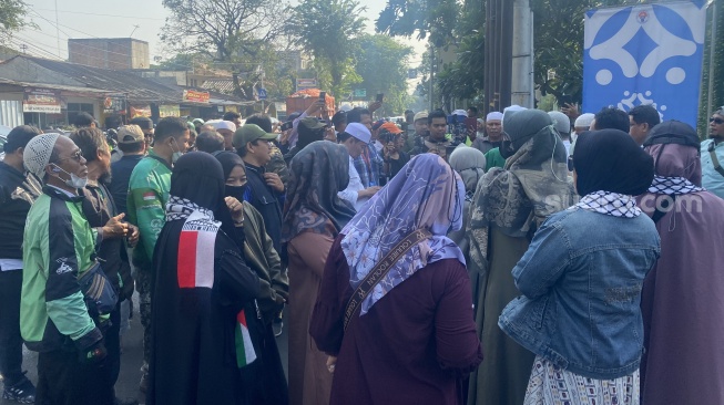 Sembari Bersholawat, Puluhan Simpatisan FPI Nantikan Kebebasan Munarman di Lapas Salemba