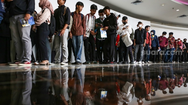 Sejumlah calon pekerja antre untuk memasuki ruangan Bursa Kerja 2023 di Mal Pesona Square, Depok, Jawa Barat, Senin (30/10/2023). [ANTARA FOTO/Asprilla Dwi Adha/hp]