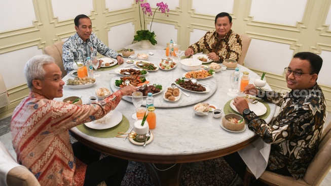 Presiden Joko Widodo (kedua kiri) bersama bakal calon presiden Prabowo Subianto (kedua kanan), Ganjar Pranowo (kiri) dan Anies Baswedan (kanan) makan siang bersama saat melakukan pertemuan di Istana Merdeka, Jakarta, Senin (30/10/2023). [ANTARA FOTO/Hafidz Mubarak A/Spt]
