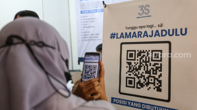 Calon pekerja melakukan pendaftaran lamaran kerja melalui online saat Bursa Kerja 2023 di Mal Pesona Square, Depok, Jawa Barat, Senin (30/10/2023). [ANTARA FOTO/Asprilla Dwi Adha/hp]