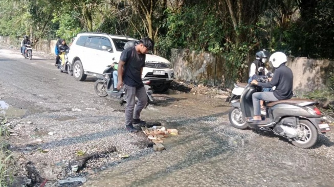 Jalan Bangau Sakti Pekanbaru Akhirnya Diperbaiki, Publik: Gak Sia-sia Teriak di Medsos