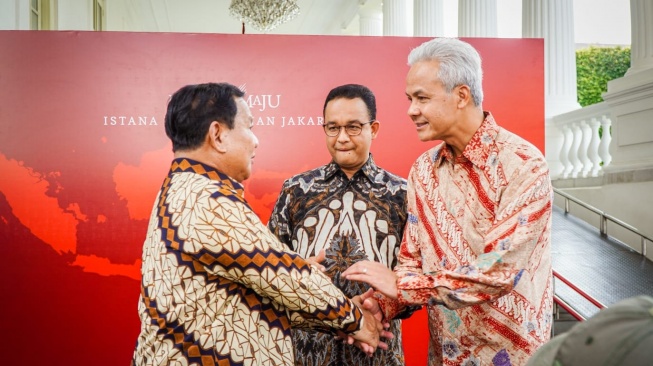 Tiga bakal capres yakni Prabowo Subianto, Ganjar Pranowo dan Anies Baswedan usai menyantap makan siang bersama Presiden Joko Widodo atau Jokowi di Istana Merdeka, Jakarta, Senin (30/10/2023). (Biro Pers Sekretariat Presiden)