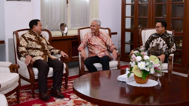 Tiga bakal capres yakni Prabowo Subianto, Ganjar Pranowo dan Anies Baswedan sebelum menyantap makan siang bersama Presiden Joko Widodo atau Jokowi di Istana Merdeka, Jakarta, Senin (30/10/2023). (Lukas-Biro Pers Sekretariat Presiden)