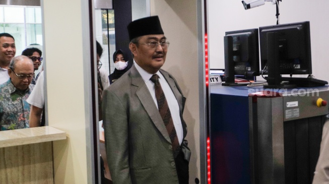 Ketua Majelis Kehormatan Mahkamah Konstitusi (MKMK) Jimly Asshiddiqie saat memasuki Gedung MK, Jakarta, Senin (30/10/2023). [Suara.com/Alfian Winanto]