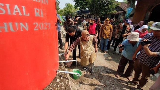 Kekeringan, Warga Desa di Jombang Ini Terpaksa Menggali Bebatuan dan Aliran Sungai