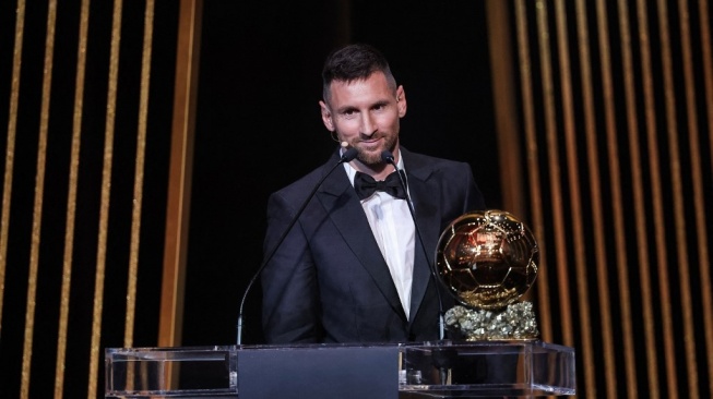 Penyerang Inter Miami asal Argentina, Lionel Messi memberikan pidato di atas panggung setelah menerima trofi Ballon d'Or ke=8 dalam upacara penghargaan Ballon d'Or 2023 di Theatre du Chatelet di Paris pada 30 Oktober 2023.FRANCK FIFE / AFP.