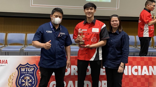 Teknisi Sentral Yamaha Bangka, Geraldy Gautama Ali (tengah) sukses meraih penghargaan di ajang World Technical Grand Prix (WTGP) 2023 di Jepang. [Dok YIMM]