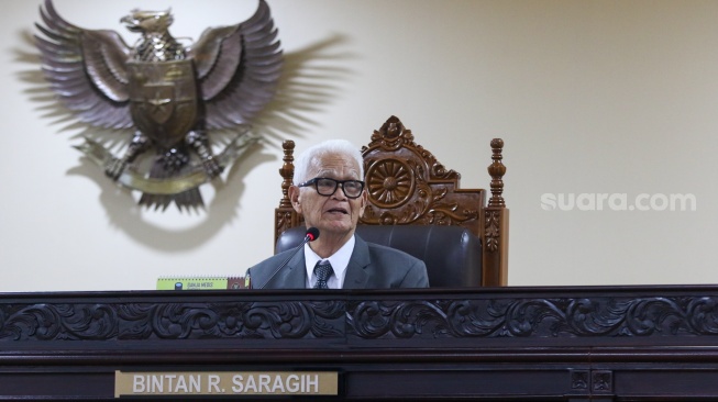 Anggota Majelis Kehormatan Mahkamah Konstitusi Bintan R Saragih saat sidang pendahuluan dugaan pelanggaran etik hakim konstitusi di Gedung MK, Jakarta, Selasa (31/10/2023). [Suara.com/Alfian Winanto]