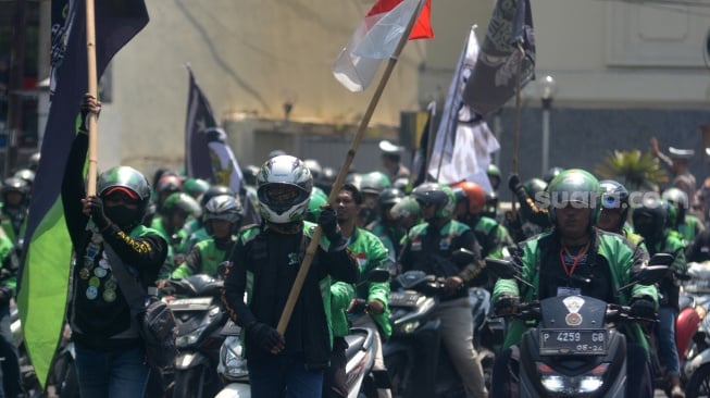 Sejumlah pengemudi layanan ojek daring berunjuk rasa di Depan Kantor Pemerintah Kabupaten (Pemkab) Jember, Jawa Timur, Selasa (31/10/2023). [ANTARA FOTO/Seno/rwa]