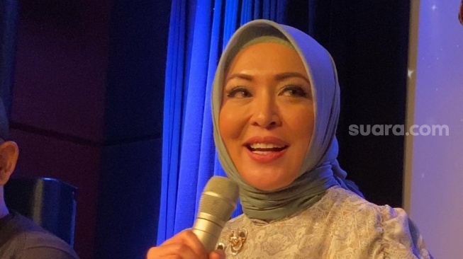 Angelina Sondakh di area konferensi pers lagu "Mengenangmu" di tempat Djakarta Theater, Menteng, Jakarta Pusat, Senin (30/10/2023). [Suara.com/Tiara Rosana]