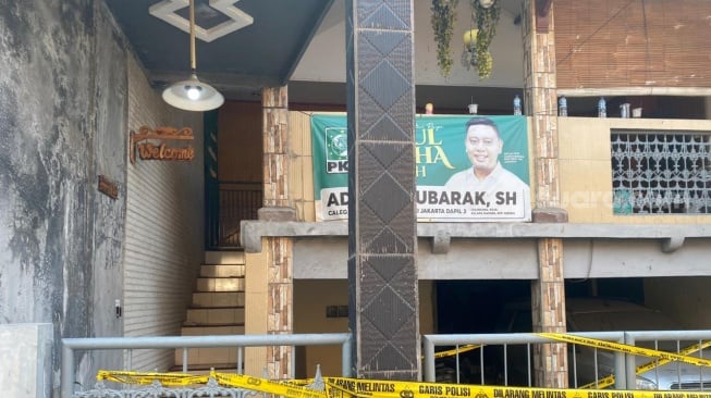 Penampakan rumah Hamkah Rusdi yang ditemukan tewas membusuk dengan anaknya yang masih bayi di Jalan Balai Rakyat V, RT6/3 nomor 12, Tugu Selatan, Koja Jakarta Utara. (Suara.com/Faqih)