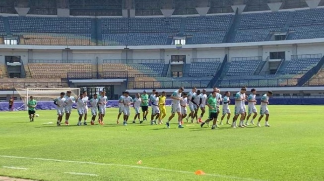 Skuad Persib Bandung menjalani persiapan menghadapi Madura United dalam jadwal Liga 1 2023/2024 pekan ke-18.