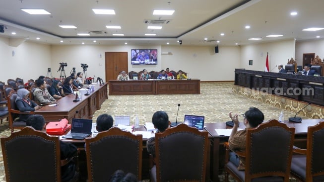 Suasana jalannya sidang pendahuluan dugaan pelanggaran etik hakim konstitusi di Gedung MK, Jakarta, Selasa (31/10/2023). [Suara.com/Alfian Winanto]