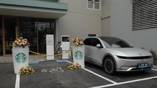 Fasilitas pengisian baterai EV Fast Charging Station di Starbucks Adhyaksa, Cilandak, Jakarta Selatan, Selasa (31/10/2023). [Dok HMID]